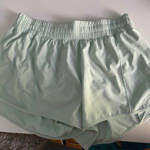 Lululemon Delicate Mint Hotty Hot 4 inch